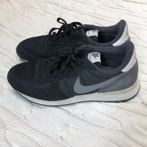 Barely worn Nike International Sneaker